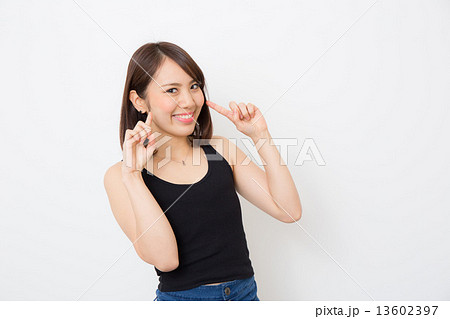 喜ぶ若い女性 喜ぶ若い女性 13602397