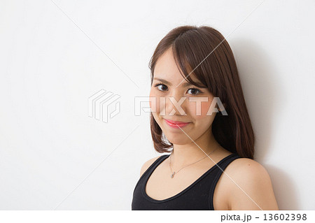 若い女性 若い女性 13602398