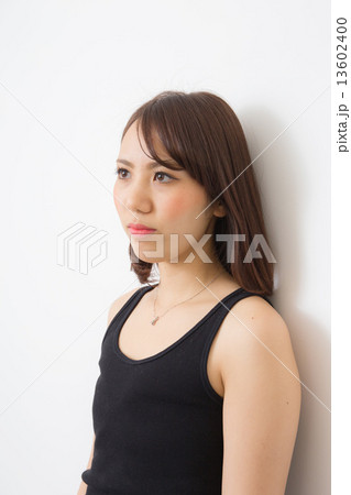 若い女性 若い女性 13602400