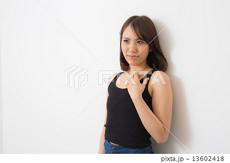 若い女性 若い女性 13602418