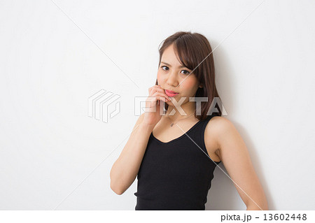 若い女性 若い女性 13602448