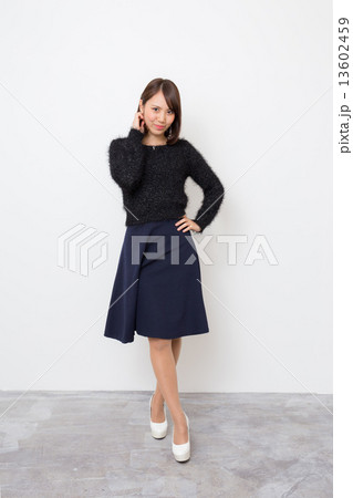 若い女性 若い女性 13602459