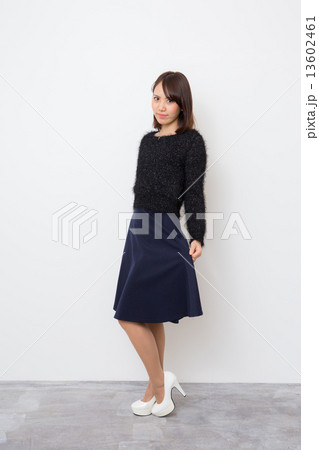 若い女性 若い女性 13602461