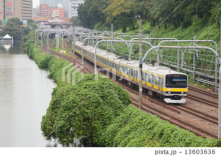JR飯田橋駅を出発した「総武線 下り電車」（東京都千代田区） 13603636