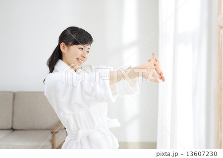 バスローブ・若い女性 バスローブ・若い女性 13607230