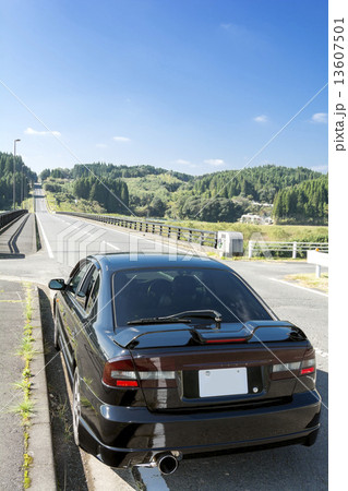 直線道路と車のリアビュー 13607501