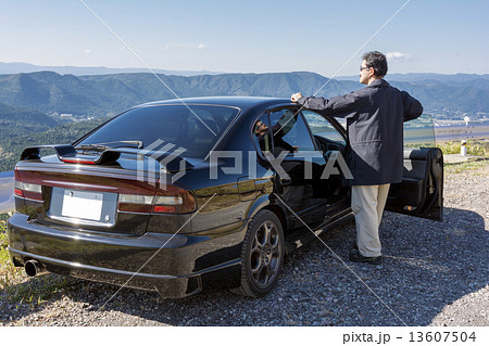 山々と車と男性 13607504