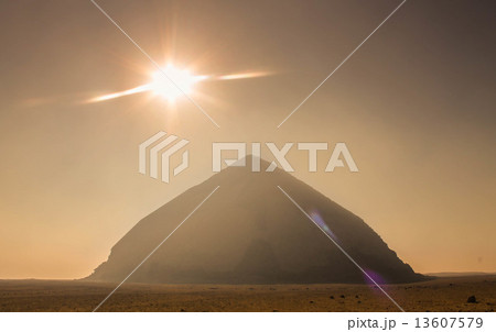 屈折ピラミッド 13607579