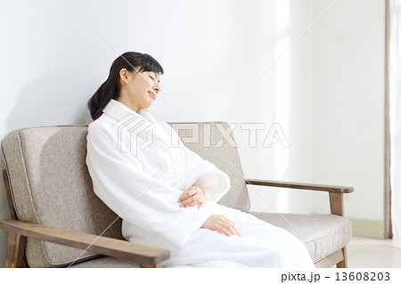 ガウン・若い女性 13608203