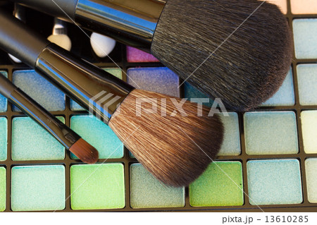 brushes on eye shadows palette 13610285