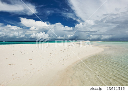 Beautiful beach with sandspit at Maldives 13611516