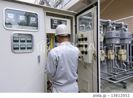 変電設備で電気の点検をする人物 変電設備で電気の点検をする人物 13612052