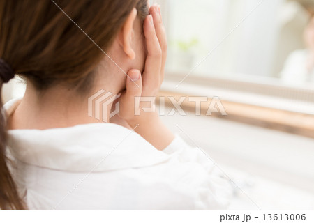 鏡の前の女性 13613006