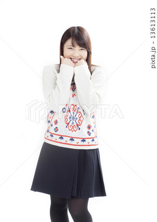 白いセーターを着た可愛い女の子 白いセーターを着た可愛い女の子 13613113