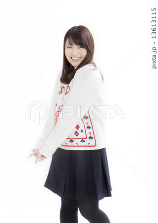 白いセーターを着た可愛い女の子 白いセーターを着た可愛い女の子 13613115