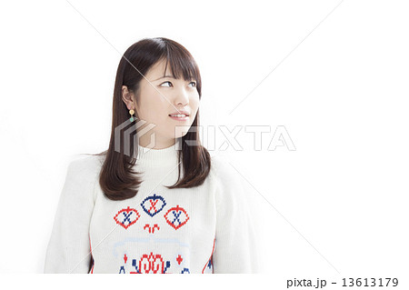白いセーターを着た可愛い女の子 白いセーターを着た可愛い女の子 13613179