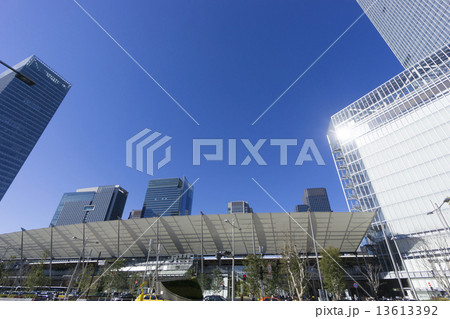 東京駅　八重洲口と高層ビル 13613392