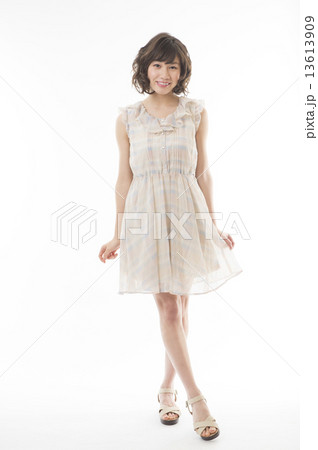 若い女性 若い女性 13613909