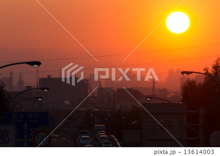 夕陽に向かって走る車 13614003