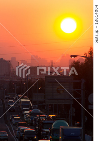 夕陽に向かって走る車 13614004