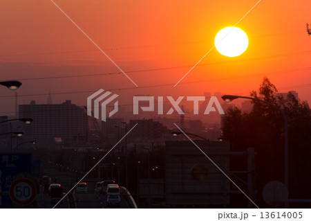 夕陽に向かって走る車 13614005