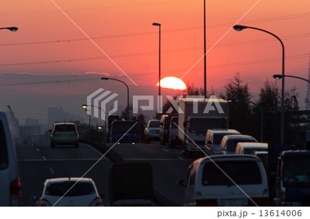 夕陽に向かって走る車 13614006