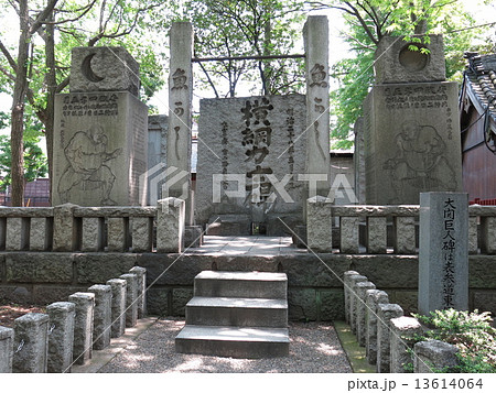 江東区の富岡八幡宮にある横綱力士碑 13614064