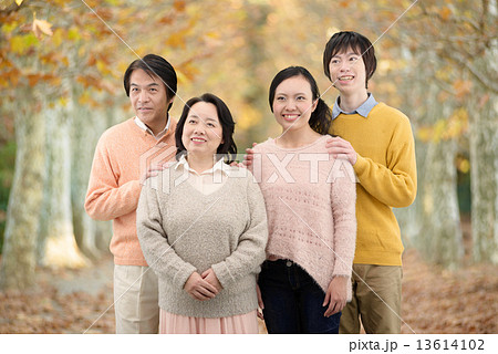 秋の公園で記念写真を撮る4人家族 13614102