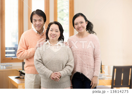 自宅のダイニングルームで記念写真を撮っている親子 13614275