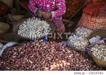 Myanmar market for fruit and vegetables 13616382