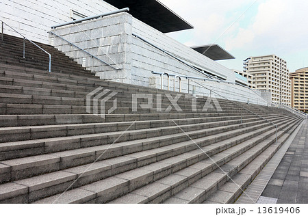 兵庫県立美術館の大階段 13619406