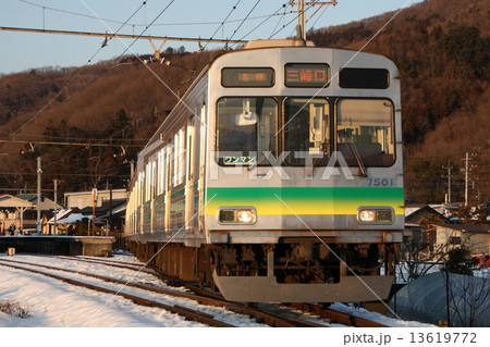 残雪の中を行く秩父鉄道7500系電車 13619772