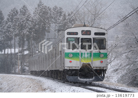 降雪の中を行く秩父鉄道7000系電車（埼玉県秩父市） 13619773