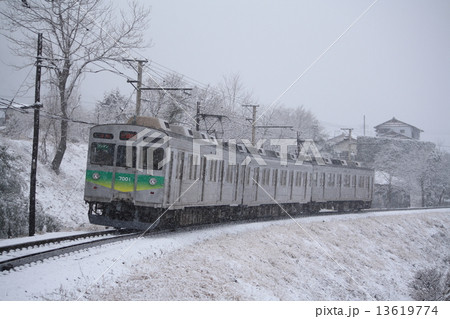降雪の中を行く秩父鉄道7000系電車（埼玉県秩父市） 13619774