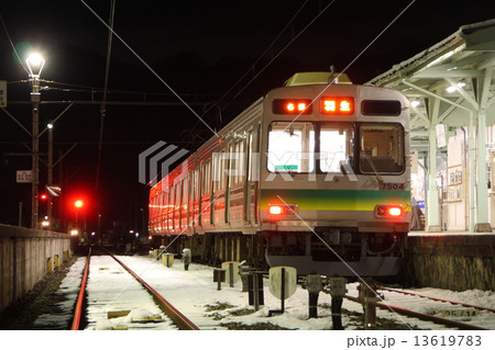 冬の三峰口駅に停車中の秩父鉄道7500系 13619783