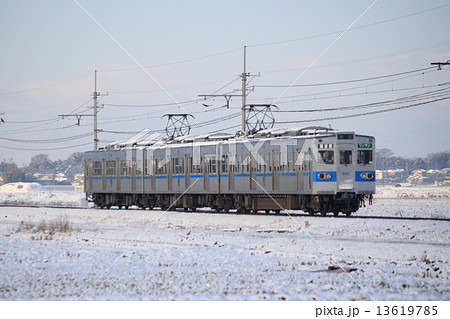 雪原を行く秩父鉄道5000系電車(埼玉県羽生市) 雪原を行く秩父鉄道5000系電車(埼玉県羽生市) 13619785