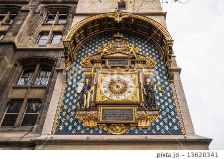 パリ コンシェルジュリーの時計塔の写真素材