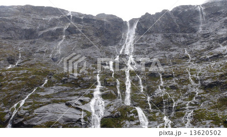 ミルフォードサウンド 滝 ミルフォードサウンド 滝 13620502