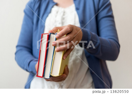 本と女性 13620550