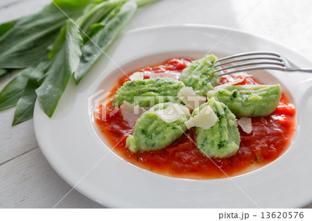 Gnocchi with wild garlic in tomato sauce and parmesan cheese 13620576
