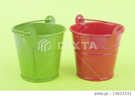Two iron buckets. 13622331
