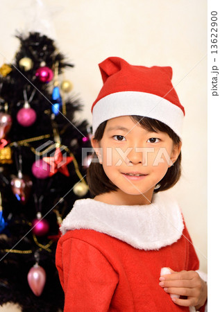 サンタクロース衣装の女の子 サンタクロース衣装の女の子 13622900