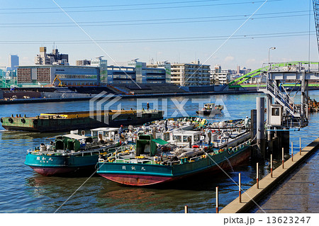 青空が広がる隅田川を行き来する船舶と給油作業中のタンカー 13623247