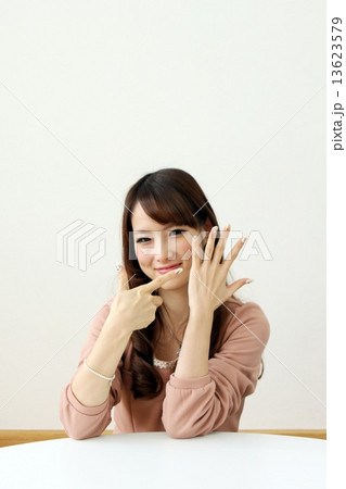 ネイルを見せて笑う若い女性 ネイルを見せて笑う若い女性 13623579