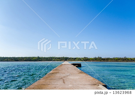 沖縄県　黒島　伊古桟橋 13623968