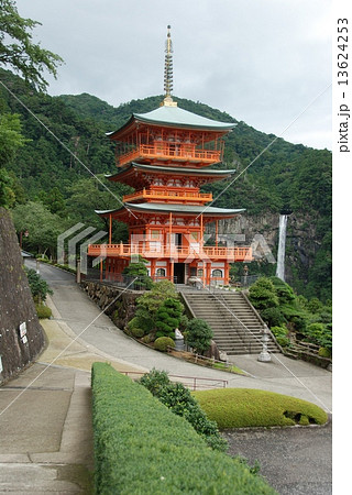 三重塔・那智の滝(青岸渡寺/和歌山県東牟婁郡那智勝浦町那智山) 三重塔・那智の滝(青岸渡寺/和歌山県東牟婁郡那智勝浦町那智山) 13624253