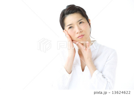 スキンケア・中年女性 スキンケア・中年女性 13624622