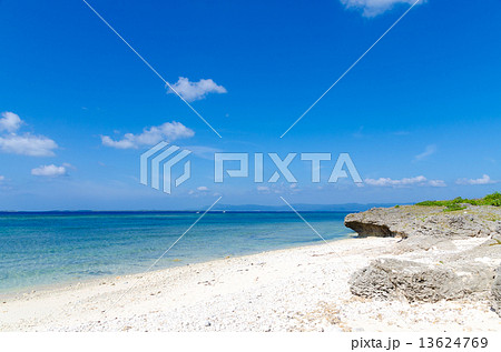 沖縄県　黒島　仲本海岸 13624769