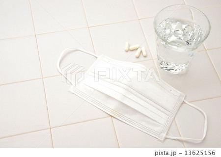 風邪対策イメージ―薬と水とマスク 13625156