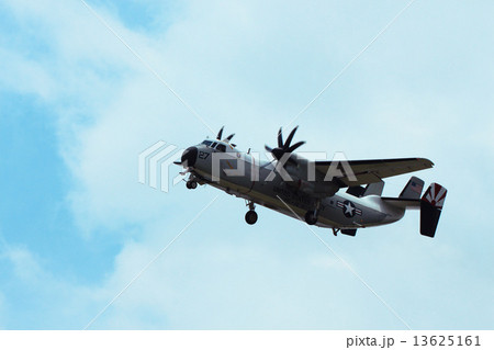 厚木基地上空を飛ぶE-2ホークアイ 13625161